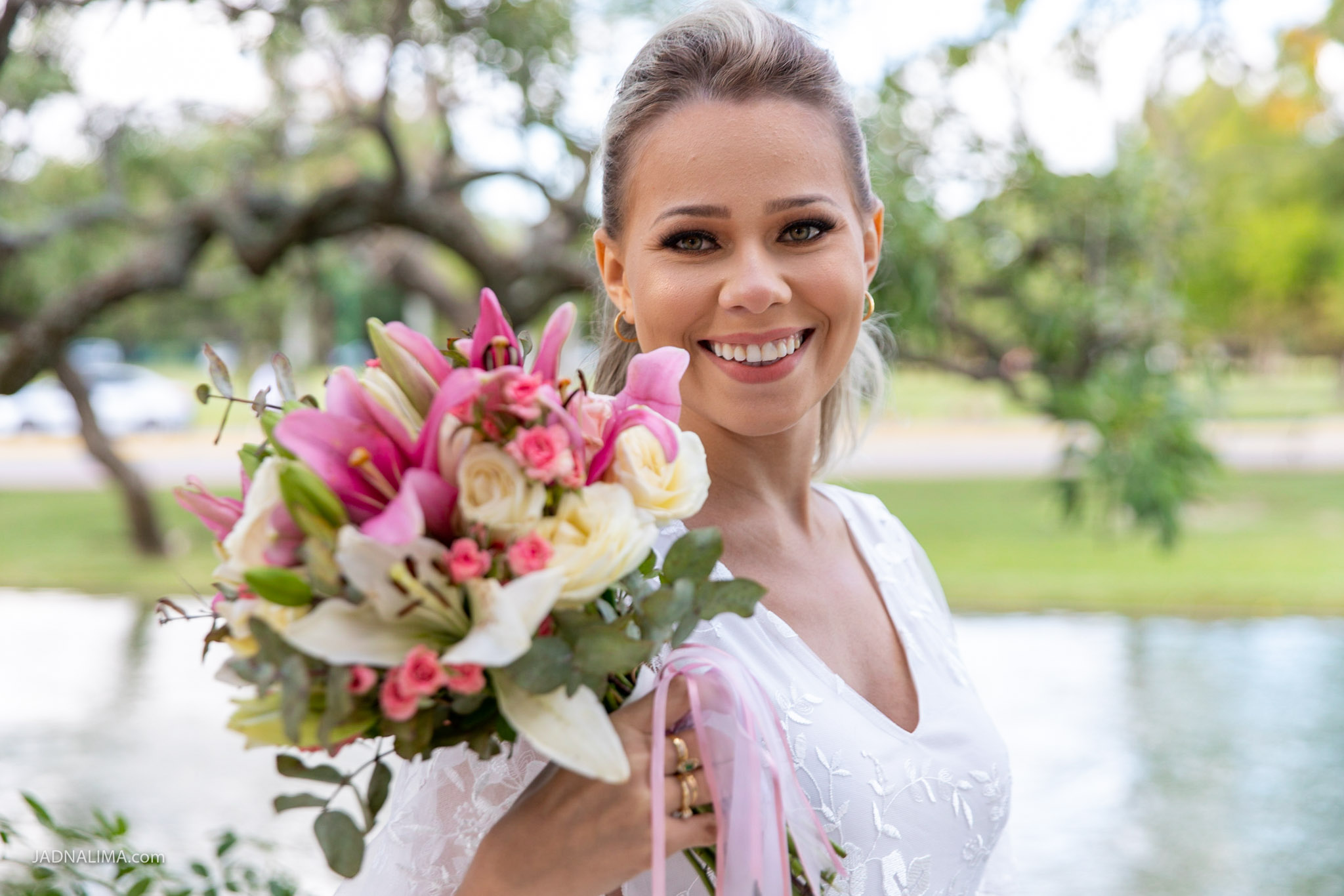 Buquê de noiva com rosas claras e pink